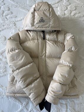 TNA The Super Puff Hooded Shorty-Hi-Gloss Puffer Jacket in Modern Taupe